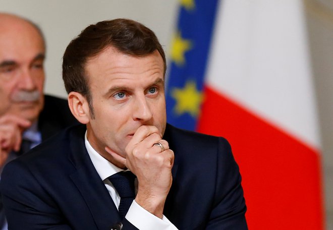 Predsednik ­Macron e prepričan, da bo z »odločnimi ukrepi v čim krajšem času« poostril politiko do rumenih jopičev. FOTO: POOL New/Reuters