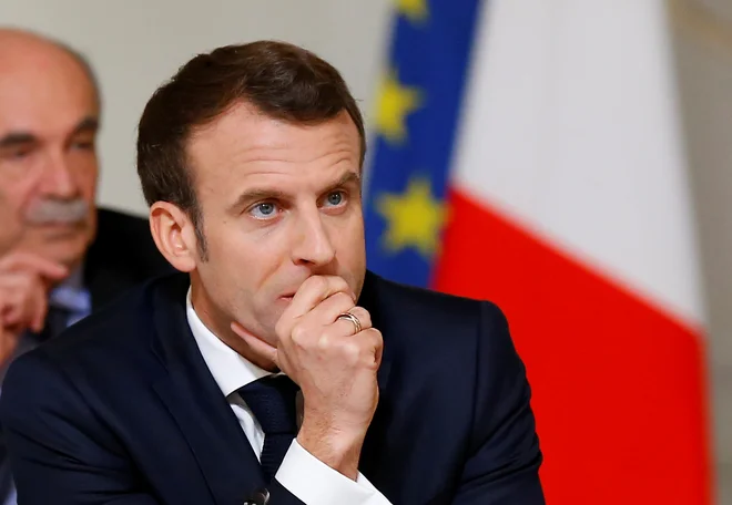 Predsednik Macron e prepričan, da bo z »odločnimi ukrepi v čim krajšem času« poostril politiko do rumenih jopičev. FOTO: POOL New/Reuters