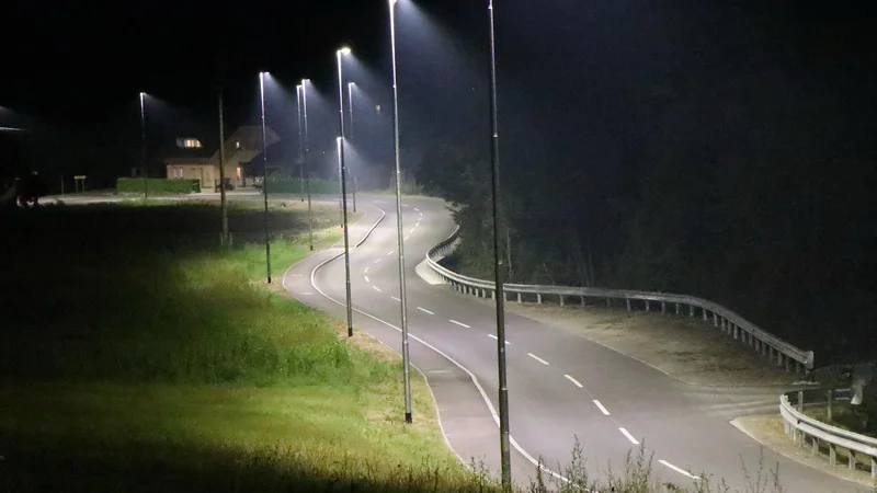 Fotografija: Razsvetljava, ki po nepotrebnem obremenjuje občinski proračun. FOTO: Franc Dornik