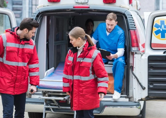Direktorica pravi, da so ji trije zdravniki od šestih dali odpovedi zaradi preobremenjenosti in dvojnega delovišča, torej tudi dela v nujni medicinski pomoči. Zanika, da naj bi bili večja težava odnosi med zaposlenimi. FOTO: ZD Nazarje