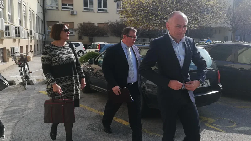 Fotografija: Zdravniki v Celju so bojkotirali obisk novega ministra za zdravje Aleša Šabedra. V ozadju Mirko Stopar, vodja direktorata za zdravstveno ekonomiko in Tanja Mate iz direktorata za zdravstveno varstvo. FOTO: Špela Kuralt/Delo