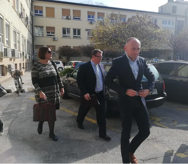 Zdravniki v Celju so bojkotirali obisk novega ministra za zdravje Aleša Šabedra. V ozadju Mirko Stopar, vodja direktorata za zdravstveno ekonomiko in Tanja Mate iz direktorata za zdravstveno varstvo. FOTO: Špela Kuralt/Delo&nbsp;
