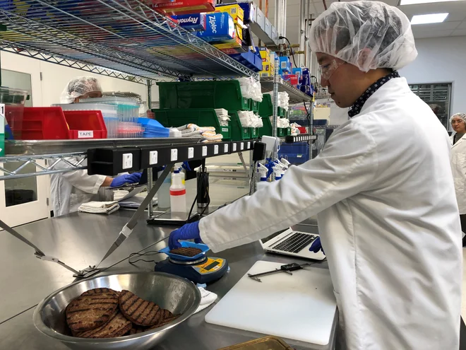 Prigrizke z &raquo;umetno govedino&laquo; po receptu Impossible Foods (na fotografiji) bo Burger King najprej ponudil v 59 restavracijah. FOTO Reuters