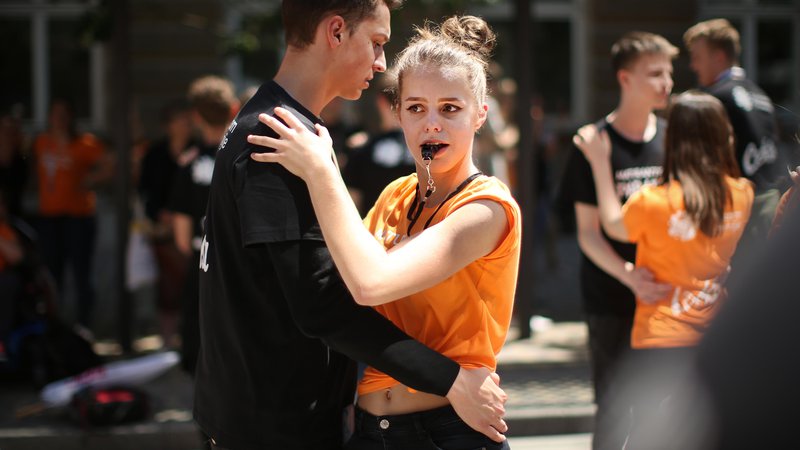 Fotografija: Plešejo maturanti, plešejo njihovi starši in učitelji, predvsem pa plešejo dobički organizatorjev. FOTO: Jure Eržen