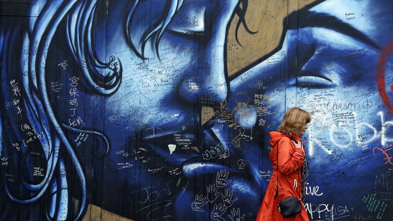 Fotografija: Tudi ulična umetnost v Belfastu odseva globoke delitve v severnoirski družbi. FOTO: Reuters