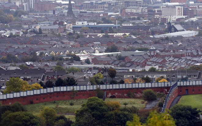Na kilometre »zidov miru« ločuje protestantske od katoliških predelov Belfasta, v večini primerov z izrazito podporo ljudi, ki živijo na eni in drugi strani. FOTO: Reuters