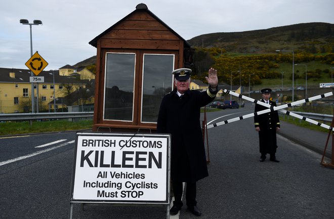 Proti vzpostavitvi nadzornih točk na meji med Severno Irsko in Irsko protestirajo vsakih nekaj mesecev. FOTO: Reuters