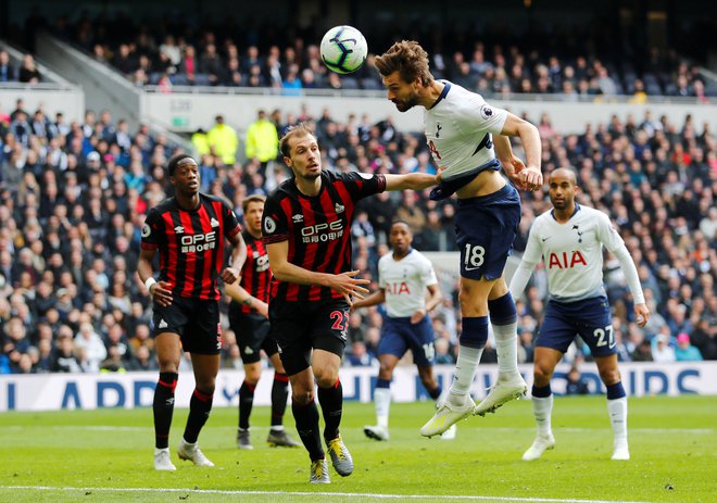 Jon Gorenc Stanković zbira tekme v angleški premier league. Tako je bilo tudi na novem štadionu Tottenhama. Takole ga je v eni od akcij preskočil Fernando Llorente. FOTO: Reuters