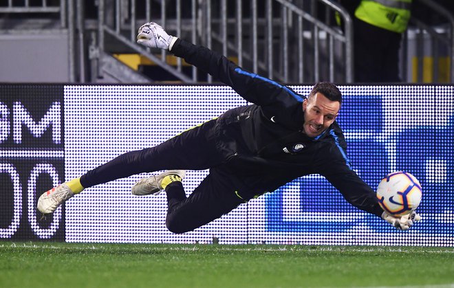 Samir Handanović se je dobro ogrel za tekmo s Frosinonejem. Inter je zmagal s 3:1 in se utrdil na položajih, ki vodijo v ligo prvakov. FOTO: Reuters