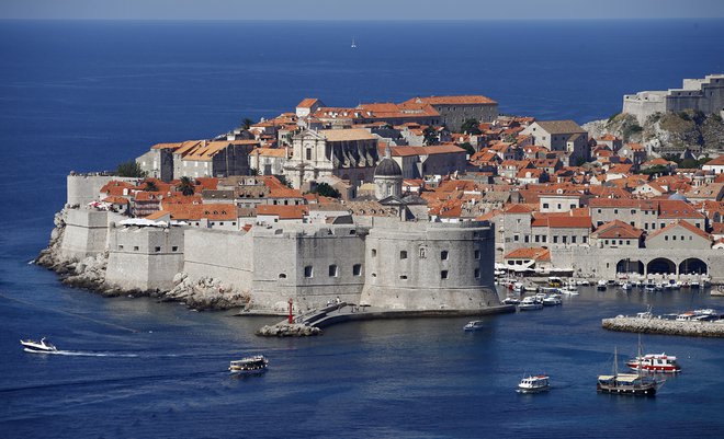 Dubrovnik je eno najbolj turistično obleganih mest na Hrvaškem. FOTO: Reuters