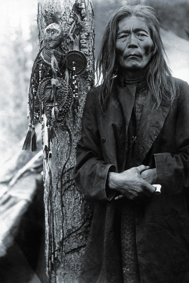 Šaman Fedor Polingus in njegovi duhovi pomočniki, vzhodna Sibirija, zbiratelj A. Makarenko. Foto Konstantin Maslenikov, 1907/08, Ruski etnografski muzej
