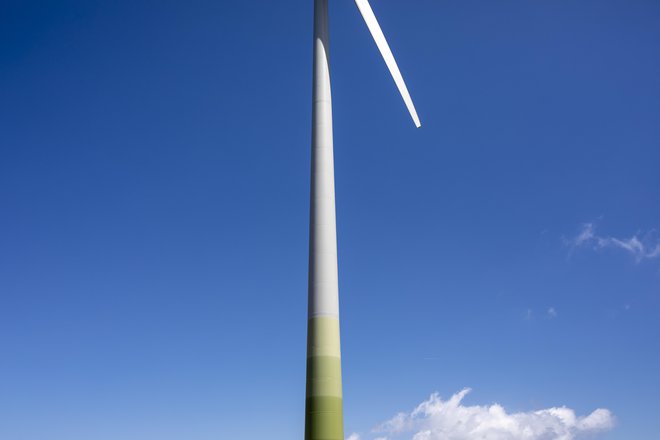 Vetrnica, ki na dober dan proizvede dovolj energije za celoten otok. FOTO: Matjaž Krivic