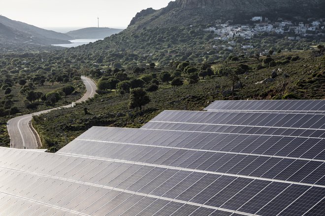 Solarna farma, ki skupaj z vetrnicami skrbi za energetsko samooskrbo otoka. FOTO: Matjaž Krivic
