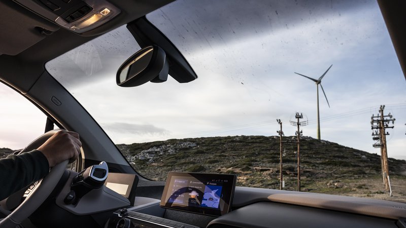 Fotografija: Prihodnost je zdaj: električni avtomobil in obnovljivi viri energije. FOTO: Matjaž Krivic