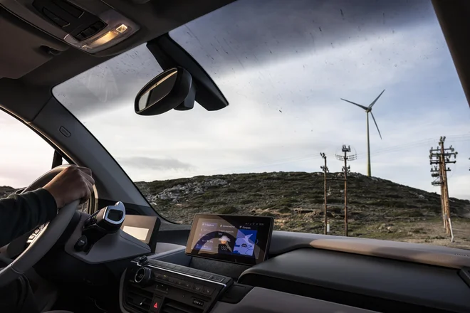 Prihodnost je zdaj: električni avtomobil in obnovljivi viri energije. FOTO: Matjaž Krivic