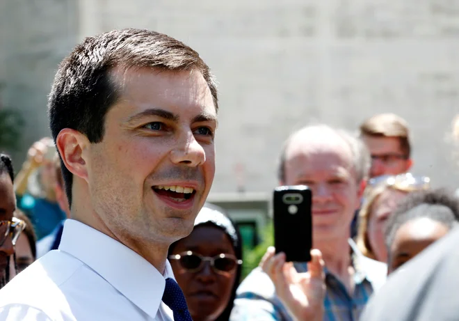 Malo presenetljivo je na četrtem mestu demokratskih izzivalcev Trumpa mladi župan nepomembnega nekdanjega industrijskega mesta v zvezni državi Indiani South Benda Pete Buttigieg. FOTO: Reuters