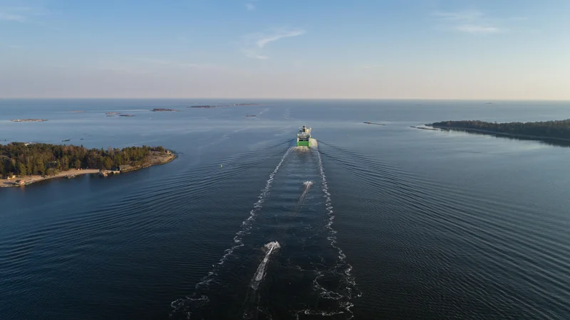 Fotografija: Med Helsinki in Talinom danes vozi tudi do 18 trajektov na dan, že v nekaj letih pa bi lahko mesti povezal velikopotezen infrastrukturni projekt Petra Vesterbacke. FOTO: Shutterstock