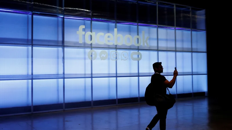 Fotografija: Facebook resno pravi, da je zaznal nepravilnosti, pač pa jih ni bil niti sposoben niti pripravljen ustaviti. Za denar, torej, je pogledal stran. FOTO: Reuters