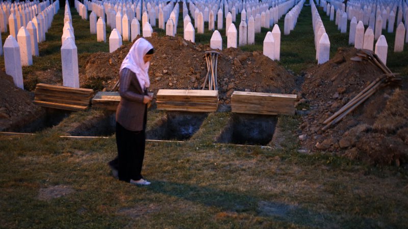 Fotografija: Da se je v Srebrenici zgodil genocid, so potrdile številne sodbe mednarodnih in regionalnih sodišč, tudi sodba Meddržavnega sodišča v Haagu. FOTO: Tomi Lombar/Delo