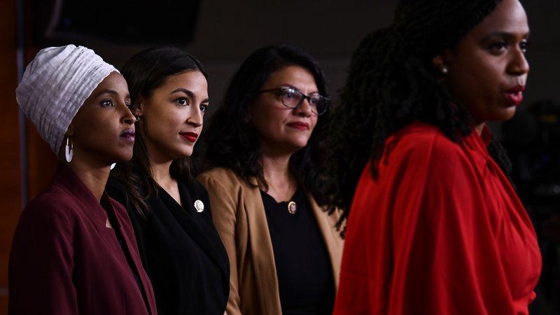 Fotografija: Demokratske kongresnice Ayanna Pressley, Ilhan Abdullahi Omar, Rashida Tlaib in Alexandria Ocasio-Cortez. FOTO: Brendan Smialowski/AFP