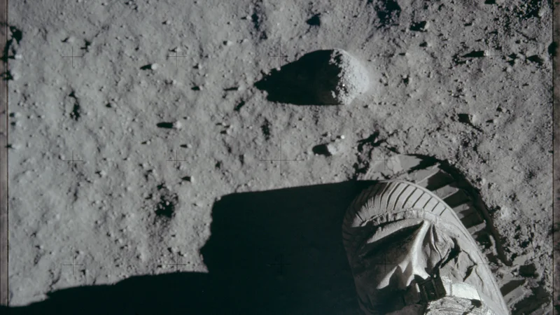 Fotografija: An astronaut's boot and bootprint in the lunar soil is pictured during the Apollo 11 lunar surface extravehicular activity in this July 20, 1969 NASA handout photo. The photograph is one of more than 12,000 from NASA's archives recently aggregated on the Project Apollo Archive Flickr account. REUTERS/NASA/Handout via Reuters THIS IMAGE HAS BEEN SUPPLIED BY A THIRD PARTY. IT IS DISTRIBUTED, EXACTLY AS RECEIVED BY REUTERS, AS A SERVICE TO CLIENTS. FOR EDITORIAL USE ONLY. NOT FOR SALE FOR MARKETING OR ADVERTISING CAMPAIGNS - TM3EBA90YI101