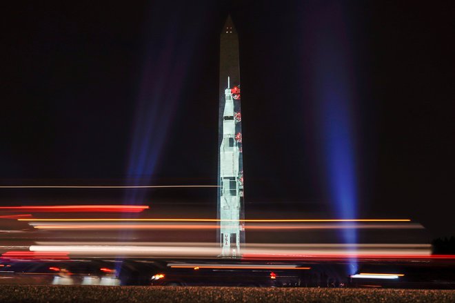 Projekcija rakete saturn V na Washingtonovem spomeniku. FOTO: Joshua Roberts Reuters