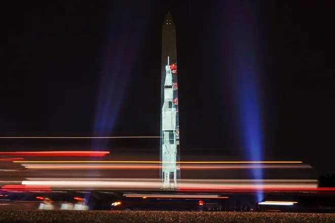 Projekcija rakete saturn V na Washingtonovem spomeniku. FOTO: Joshua Roberts Reuters