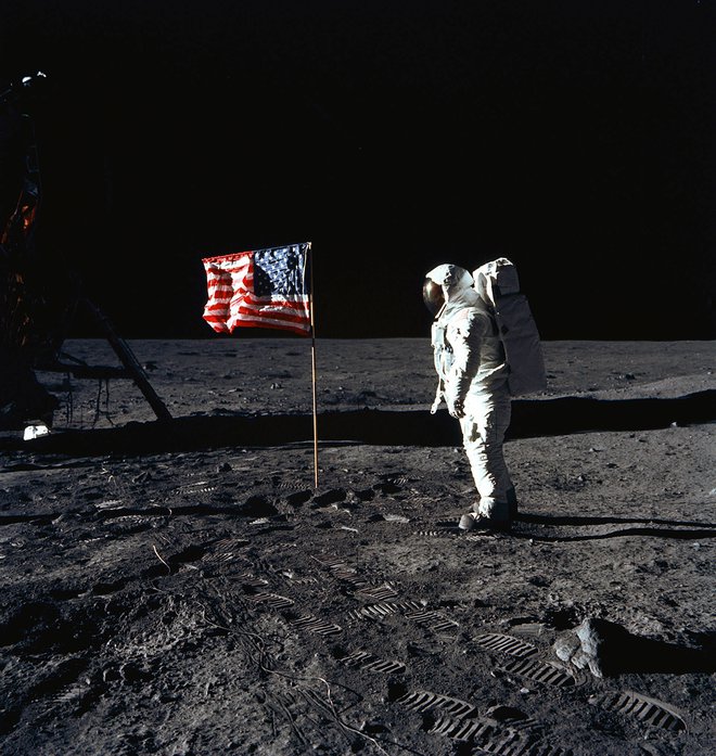 Buzz Aldrin je pravzaprav edini, ki ga res jasno vidimo na fotografijah s prvega pristanka na Luni. Vse fotografije je posnel Neil Armstrong. <br />
FOTO: Neil Armstrong/Nasa/AFP
