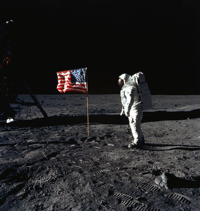 Buzz Aldrin je pravzaprav edini, ki ga res jasno vidimo na fotografijah s prvega pristanka na Luni. Vse fotografije je posnel Neil Armstrong. <br />
FOTO: Neil Armstrong/Nasa/AFP