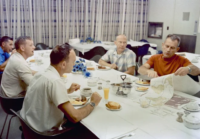 Zadnji zajtrk pred izstrelitvijo 16. julija 1969. Neil Armstrong (drugi z leve), Michael Collins (tretji z leve) in Buzz Aldrin (na sredini) ter astronavt William Anders (levo) in vodja oddelka za astronavte Donald K. "Deke" Slayton. FOTO: Nasa/AFP