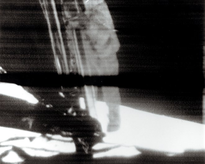 Neil Armstrong, ki stopa na površje Lune. FOTO: Nasa/AFP