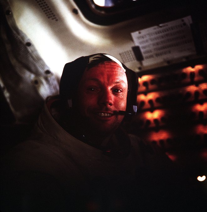 Neil Armstrong v lunarnem modulu, ko je ta počival na površju Lune. FOTO: Nasa/Reuters