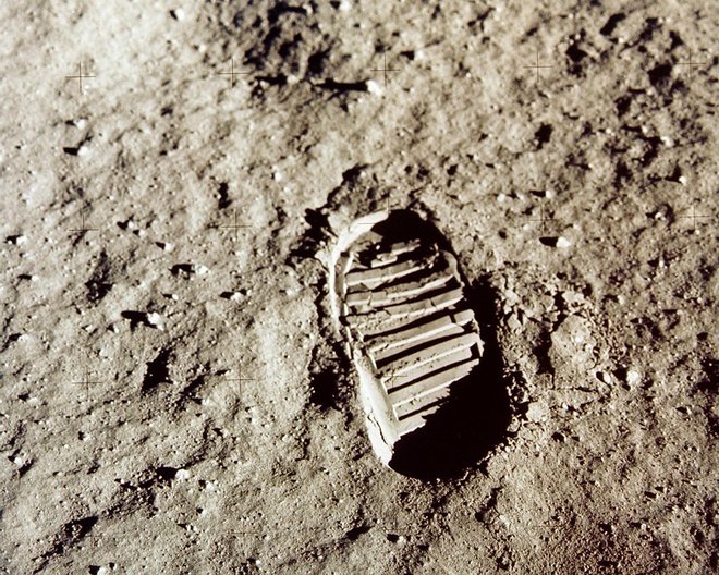 Pol stoletja je minilo, človeške stopinje so še vedno tam v sivem prahu, prav takšne, kot so jih vtisnili astronavti. FOTO: Nasa/Reuters