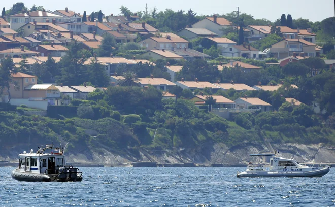 Slovenska in hrvaška policija v Piranskem zalivu. FOTO: Matej Družnik/Delo