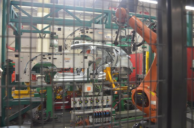  Karosernica je del proizvod­nje, kjer je robotov daleč največ. Skupaj se naredi 4000 zvarnih točk.<br />
Foto Gašper Boncelj