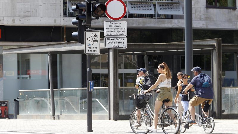 Fotografija: Na Ajdovščini ni nikjer nobenega znaka, ki bi pojasnil, kje naj vozijo kolesarji. FOTO: Mavric Pivk/Delo