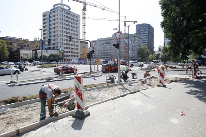 Po obnovi bo z Dunajske na Tivolsko mogoče zavijati po dveh pasovih – levi pas je videti ožji. FOTO: Mavric Pivk/Delo