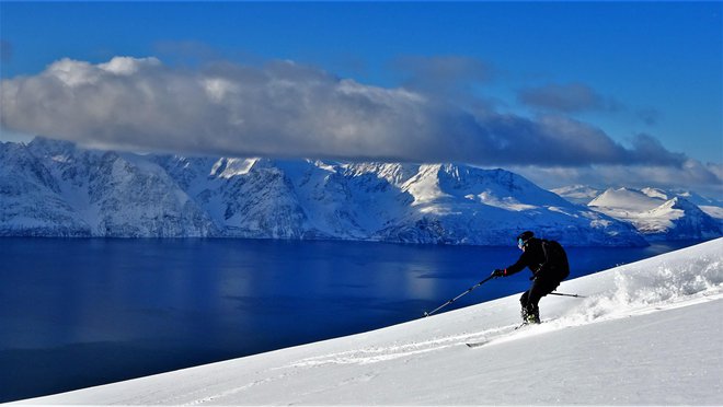 Čarobna Norveška – človek na turnih smučeh dirja naravnost proti morju. Foto osebni arhiv P. V.