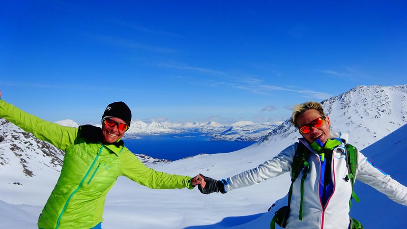 Fotografija: Petra in Žana, noro navdušeni nad Norveško, kamor se še nameravata vrniti. Foto osebni arhiv P. V.