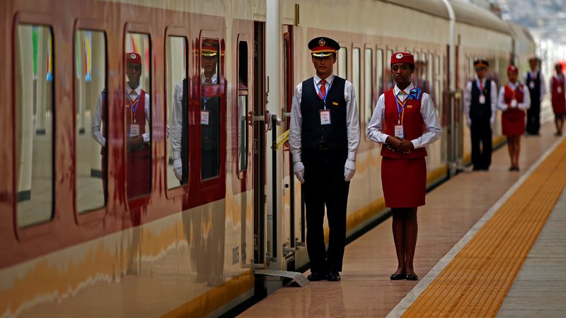 Fotografija: Delovanje prve elektrificirane železnice v Afriki, ki povezuje Džibuti z Adis Abebo, je dve leti po tem, ko je po njej zapeljal prvi vlak, negotovo. FOTO: Reuters