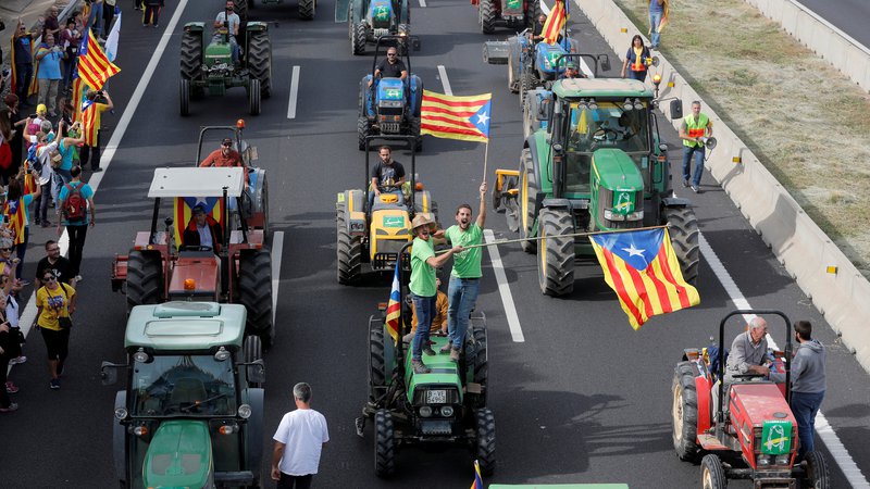 Fotografija: Katalonci protestirajo zaradi nedavne razsodbe vrhovnega sodišča. Foto:  Reuters