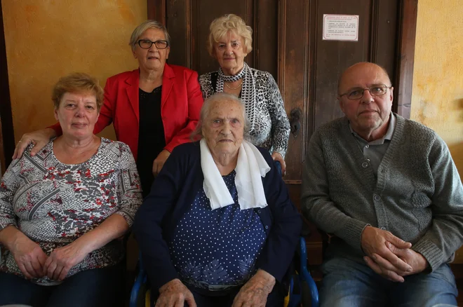 Gospa Šeruga s sorodniki. V prvi vrsti sedita njena sin in snaha, levo zadaj pa je nečakinja, ki je odraščala pri njej. FOTO: Tadej Regent