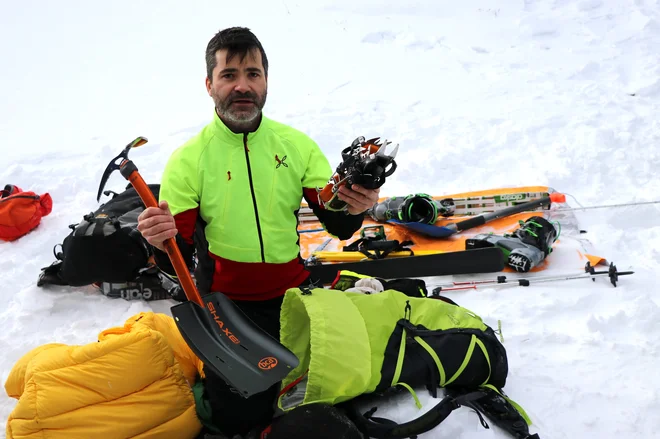 Matjaž Šerkezi opozarja, da je potrebno biti za hojo v hribe pozimi še posebej dobro pripravljen. FOTO: Manca Ogrin