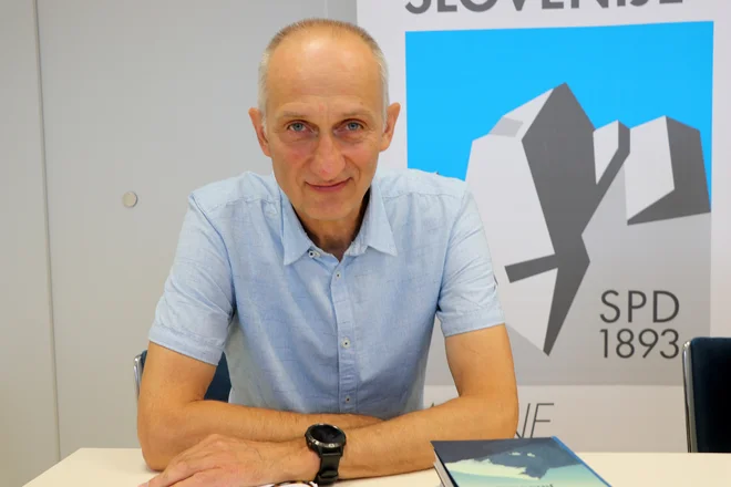Vladimir Habjan, urednik Planinske založbe, gorski reševalec in tudi sam avtor več vodnikov, pravi, da ima pisanje vodnikov pri nas dolgo zgodovino. FOTO: Manca Ogrin