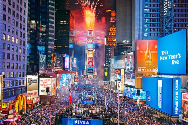 Takole je bilo lani na Times Squareu in zagotovo letos vzdušje ne bo nič manj prešerno, gneča pa nič manjša. Foto wikimedia