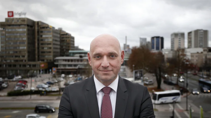 Fotografija: Prihodnost prometa je železnica, ne nove ceste in asfalt, pravi Simon Zajc. FOTO: Roman Šipić/Delo