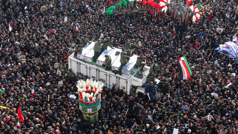 Fotografija: Pogreba Kasima Sulejmanija se je v torek v Kermanu udeležilo nekaj sto tisoč ljudi.