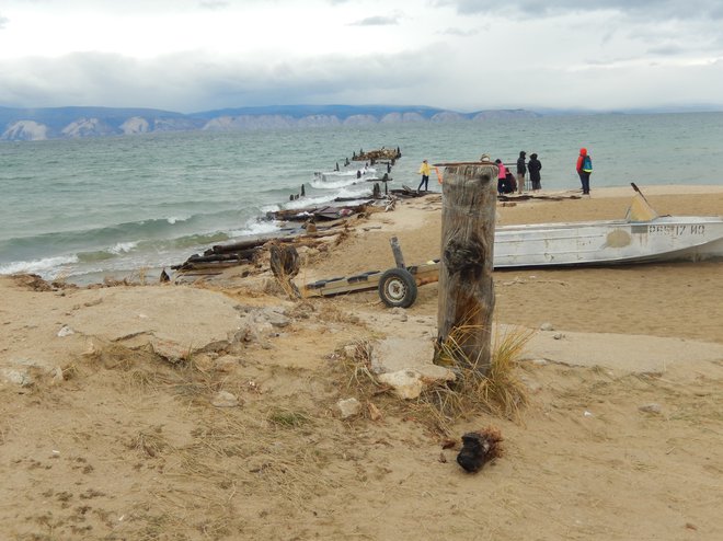Bajkalsko jezero z ostanki pomola nekdanjega gulaga na otoku Olkhon.
