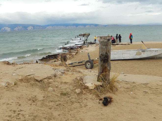 Bajkalsko jezero z ostanki pomola nekdanjega gulaga na otoku Olkhon.