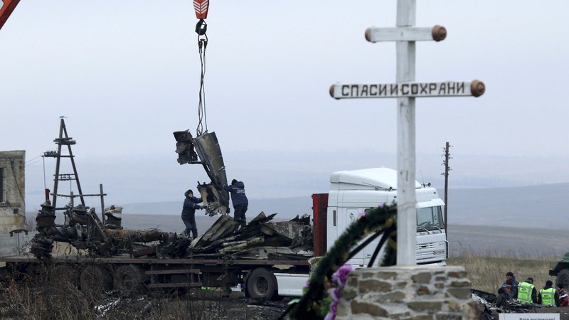 Fotografija: Najbolj tragična vojaška sestrelitev civilnega letala se je zgodila poleti 2014, ko je nad Ukrajino protiletalska raketa priletela v malezijskega boeinga 777. FOTO: Reuters